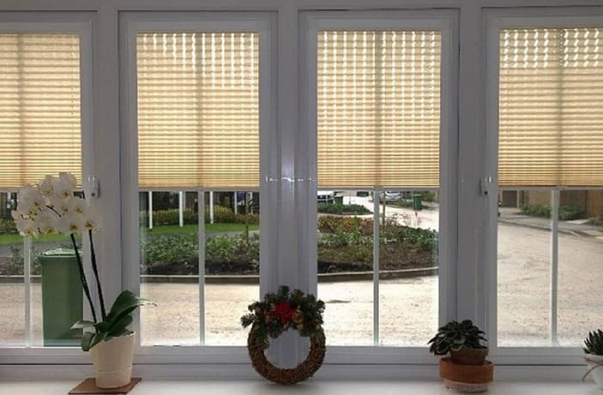 پرده پلیسه روی شیشه