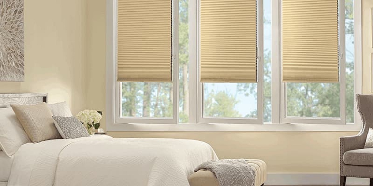 پرده پلیسه روی شیشه